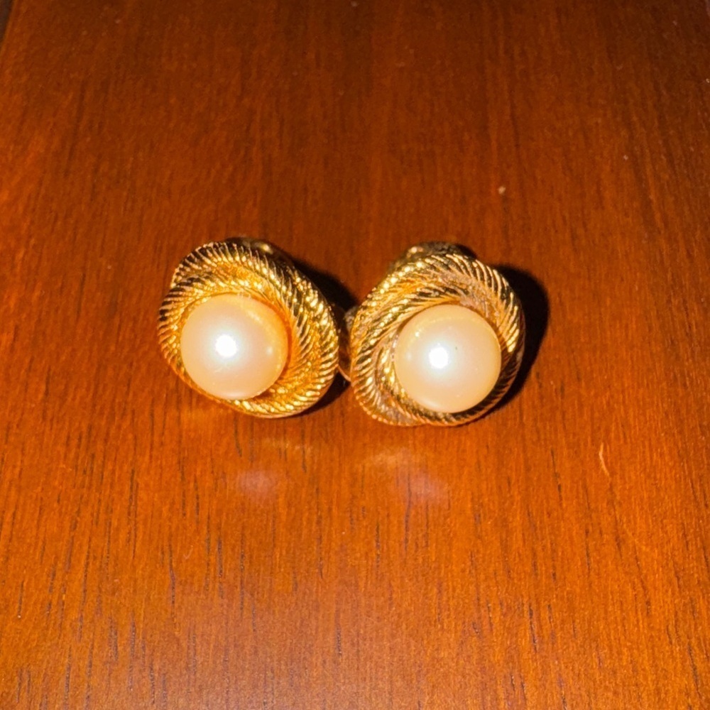 Vintage Monet Gold Tone Faux Pearl Clip On Earrings Signed Pearls